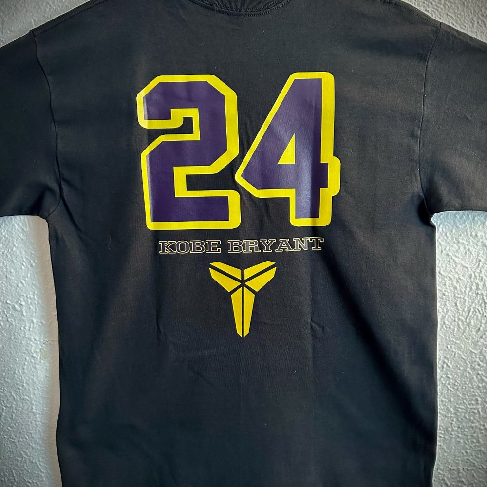 KOBE BRYANT SHIRT SIZE LARGE - Picture 3 of 4
